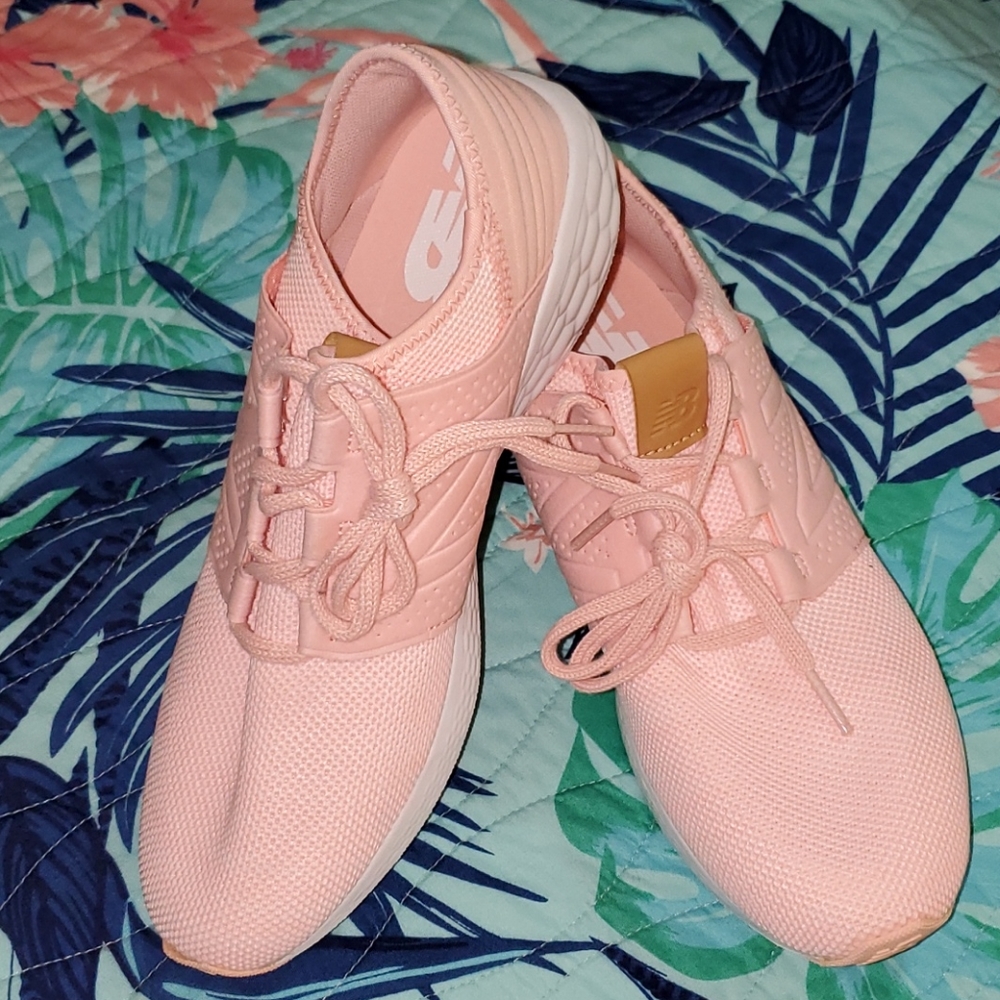 NEW BALANCE~WOMENS~SIZE 7~BRAND NEW